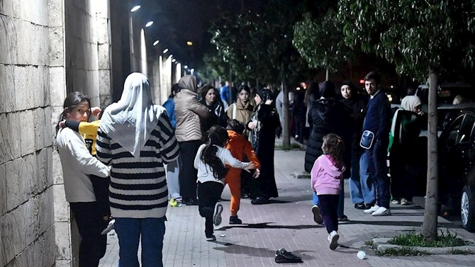 Hataydakı zəlzələ Livan xalqını küçəyə tökdü — FOTOLAR Hataydakı zəlzələ Livan xalqını küçəyə tökdü — FOTOLAR