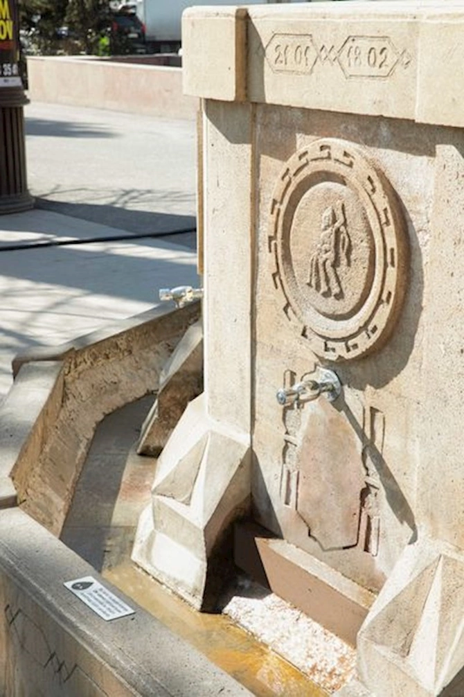 Bakının məşhur bulağında su kranları yenilənib — FOTO Bakının məşhur bulağında su kranları yenilənib — FOTO