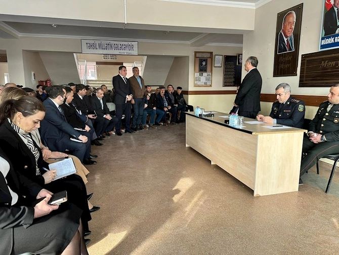 Salyanın icra başçısı problemi olan sakinləri dinlədi — FOTOLAR Salyanın icra başçısı problemi olan sakinləri dinlədi — FOTOLAR