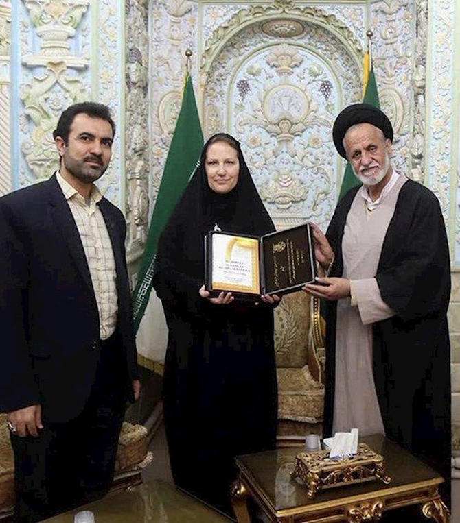 Hicab geyinən səfir tənqid edildi — FOTO