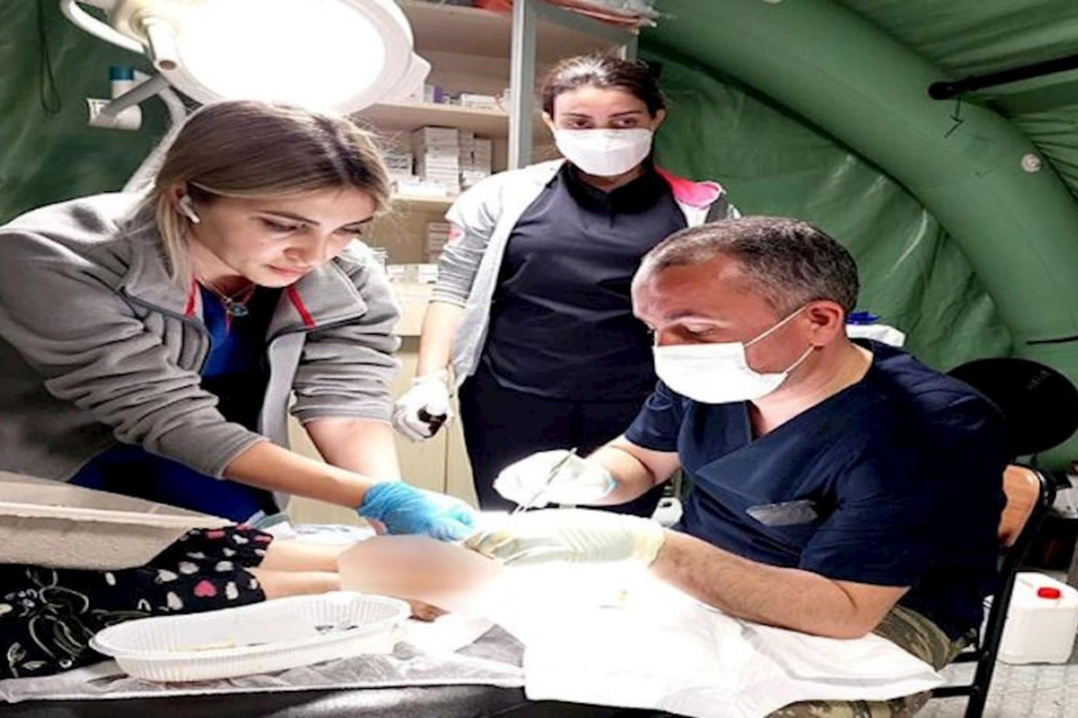 Hərbi həkimlərimiz Kahramanmaraşda 71 əməliyyat icra ediblər — FOTOLAR