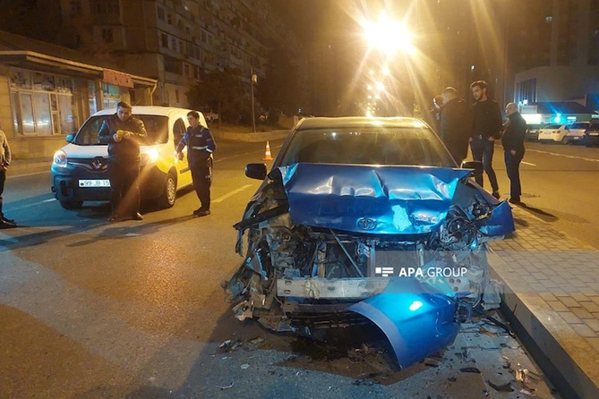 “Prius” “Baku Bus”la toqquşdu: 1 nəfər... — FOTO “Prius” “Baku Bus”la toqquşdu: 1 nəfər... — FOTO