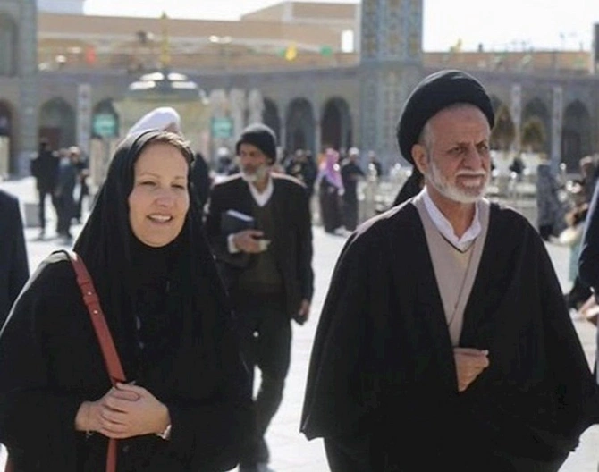 Hicab geyinən səfir tənqid edildi — FOTO
