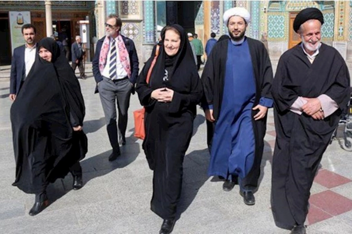 Hicab geyinən səfir tənqid edildi — FOTO
