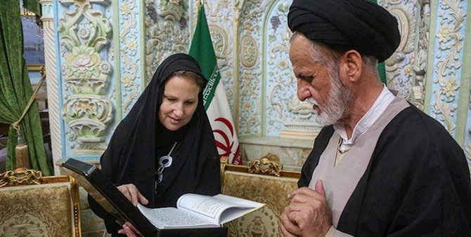 Hicab geyinən səfir tənqid edildi — FOTO