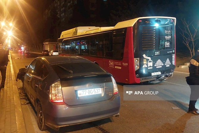 “Prius” “Baku Bus”la toqquşdu: 1 nəfər... — FOTO “Prius” “Baku Bus”la toqquşdu: 1 nəfər... — FOTO