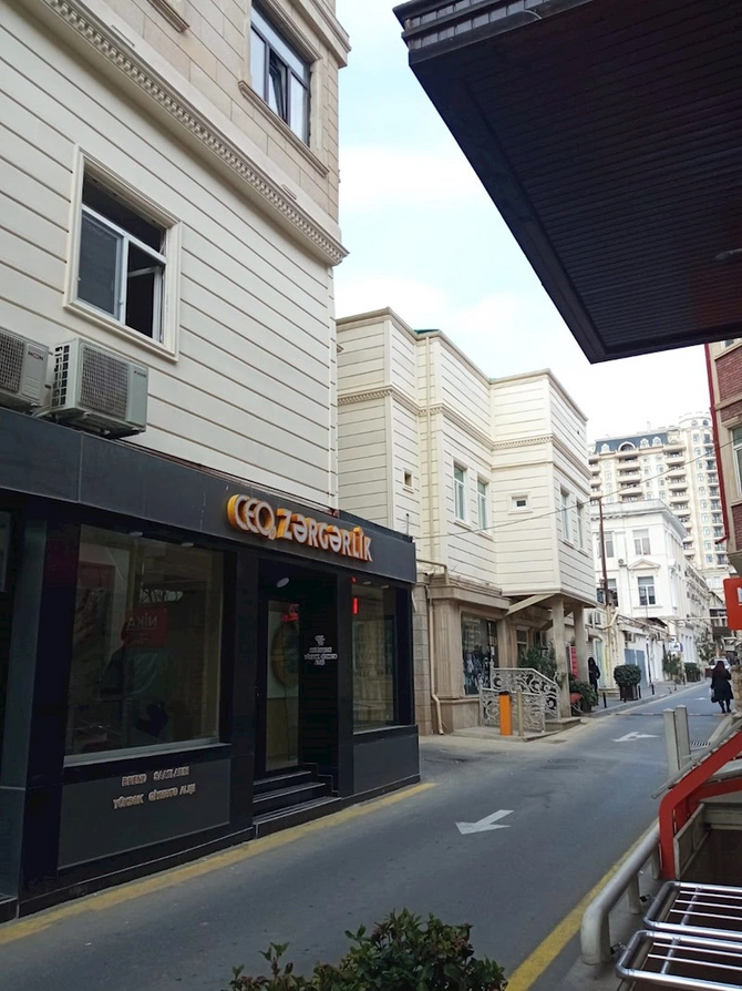 “Orada yerim olsaydı, heç vaxt qanunsuz hərəkət etməzdim” — Tanınmış aparıcıdan şikayətçilərə REAKSİYA (FOTO/VİDEO)