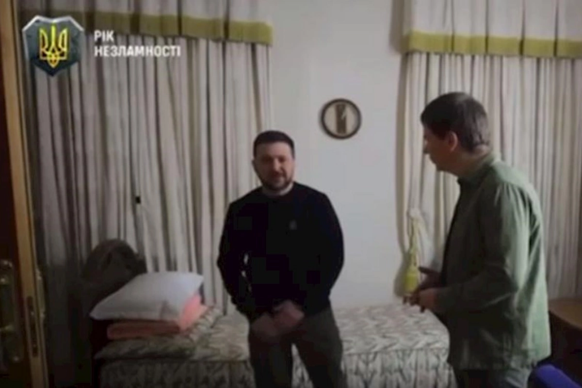 Zelenskinin müharibə boyu yaşadığı həmin dar otağı — VİDEO