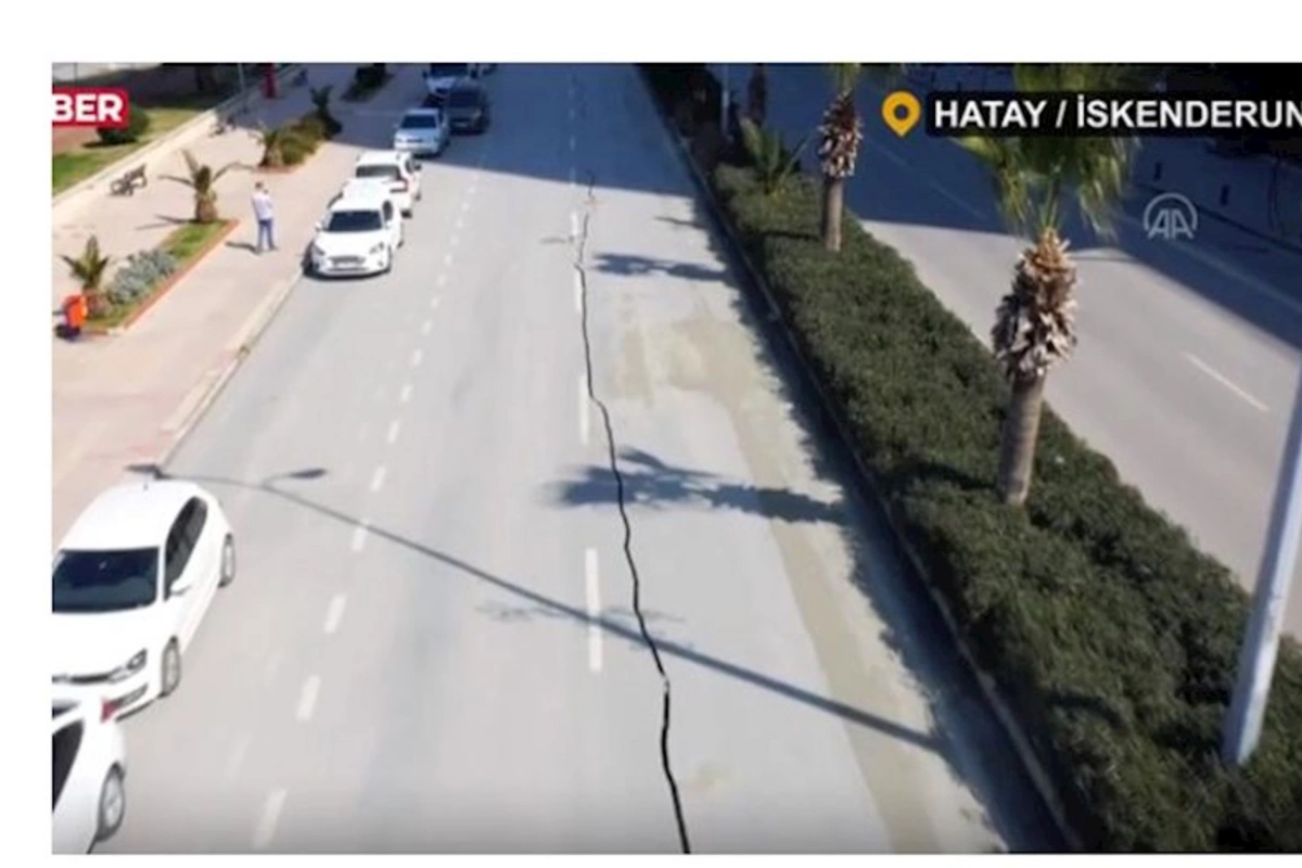 İskəndərunda 1 kilometr yol ikiyə ayrıldı — FOTO