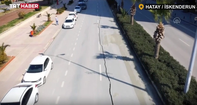 İskəndərunda 1 kilometr yol ikiyə ayrıldı — FOTO