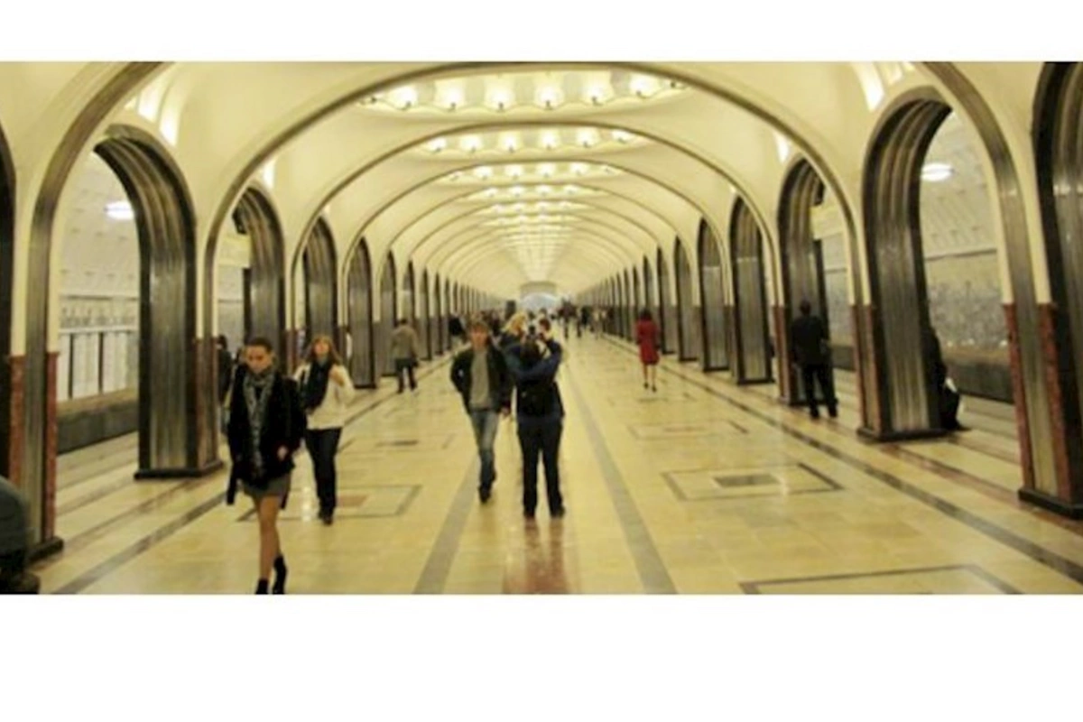 Moskva metrostansiyasında tüstülənmə baş verib