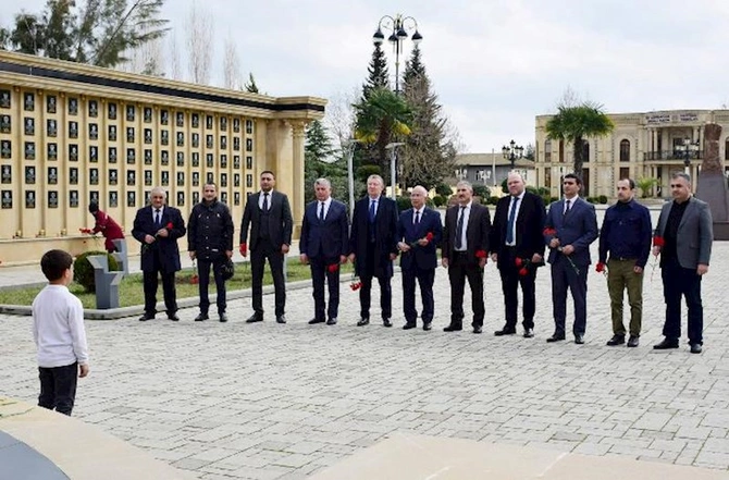 Seçiciləri bu deputatı niyə bəyənir? — Problemi seçicini qaldığı yerdə həll edir (FOTOLAR) Seçiciləri bu deputatı niyə bəyənir? — Problemi seçicini qaldığı yerdə həll edir (FOTOLAR)