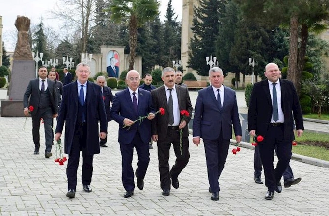 Seçiciləri bu deputatı niyə bəyənir? — Problemi seçicini qaldığı yerdə həll edir (FOTOLAR) Seçiciləri bu deputatı niyə bəyənir? — Problemi seçicini qaldığı yerdə həll edir (FOTOLAR)