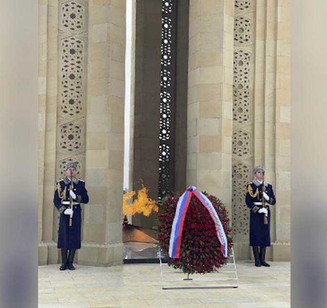 Lavrov Fəxri və Şəhidlər xiyabanlarını ziyarət edib — FOTO Lavrov Fəxri və Şəhidlər xiyabanlarını ziyarət edib — FOTO