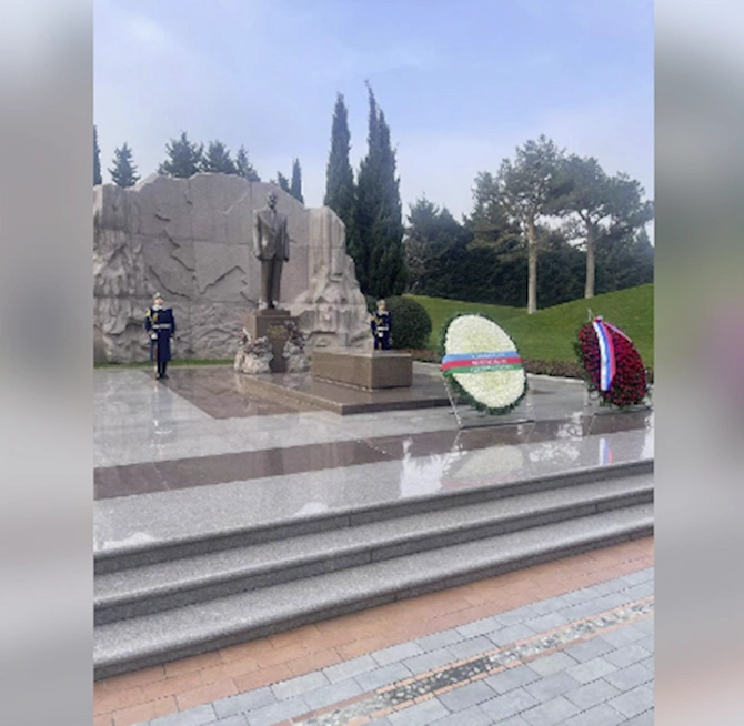 Lavrov Fəxri və Şəhidlər xiyabanlarını ziyarət edib — FOTO Lavrov Fəxri və Şəhidlər xiyabanlarını ziyarət edib — FOTO