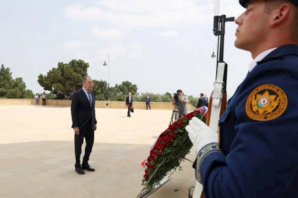 Lavrov Fəxri və Şəhidlər xiyabanlarını ziyarət edib — FOTO