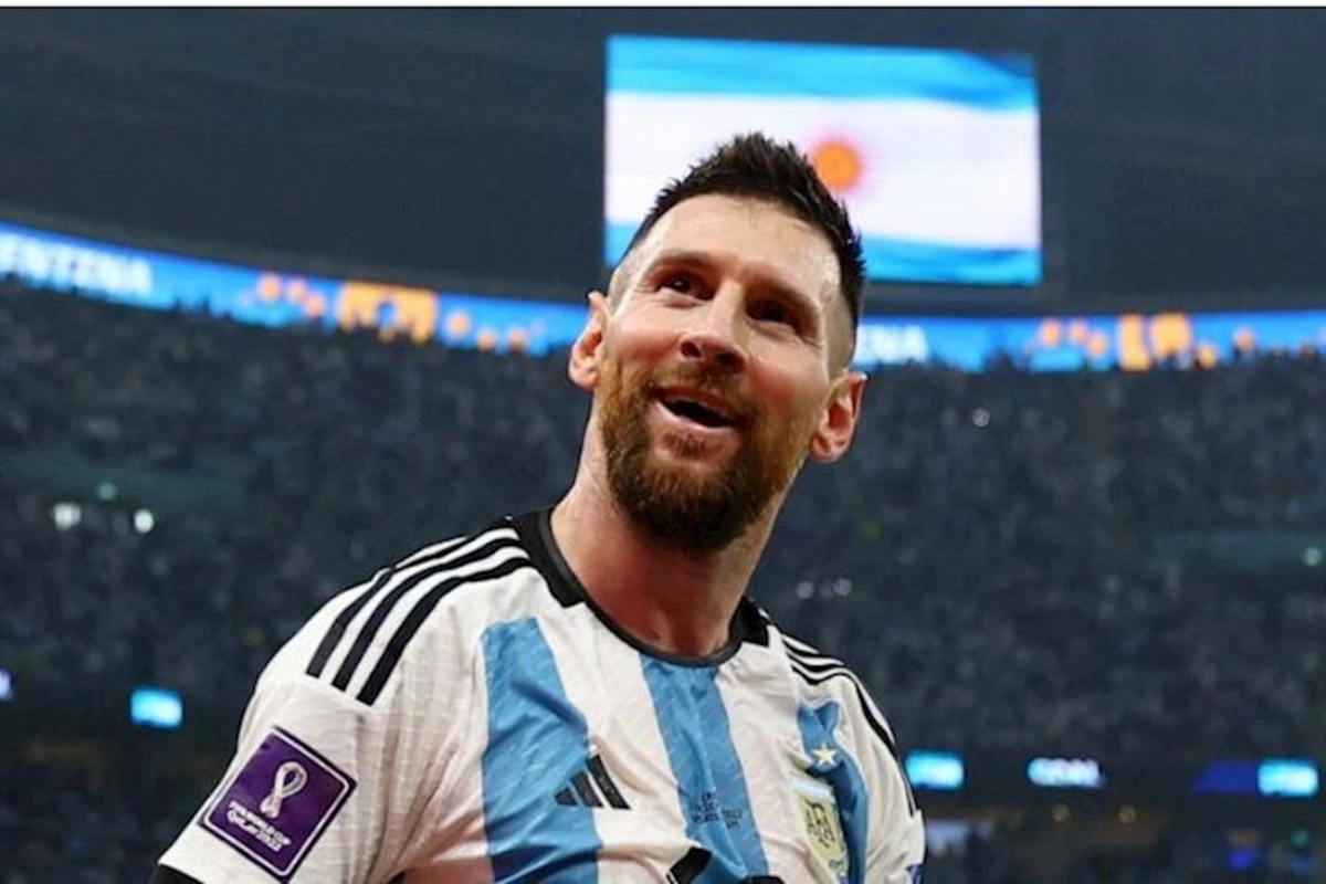Messi zirvəyə yüksəldi