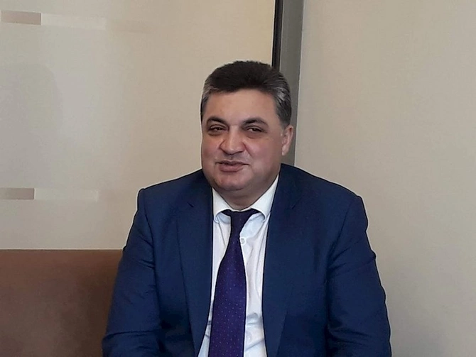 “Bizə gah narkoman deyirlər, gah da casus” — Meyxanaçılardan deputata cavab