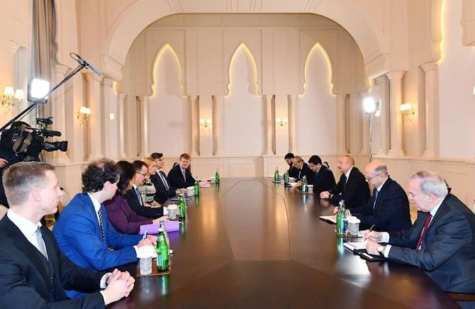 İlham Əliyev Avropa İttifaqının komissarını qəbul edib — FOTO