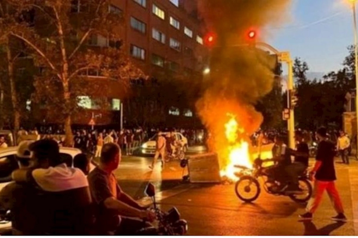 İranda etirazlar davam edir: “Bəsic” qüvvələrinə məxsus baza yandırıldı