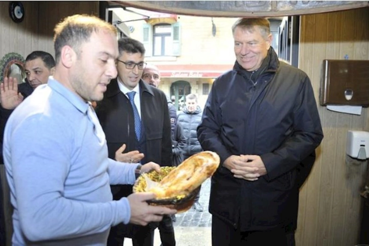 Rumıniya Prezidenti İçərişəhərdə təndir çörəyi yedi — FOTOLAR