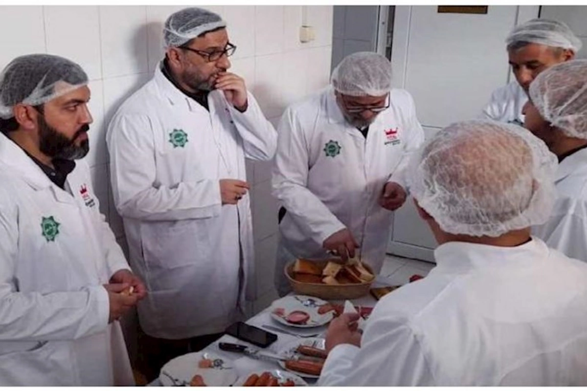 Tanınmış hacılar kolbasanı reklam etdilər — Tənqid hədəfi oldular (FOTO)