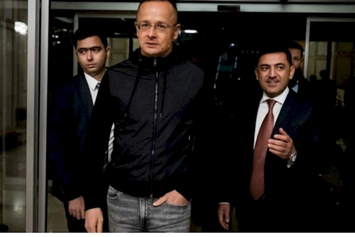 Macarıstanın XİN rəhbəri Azərbaycana gəldi