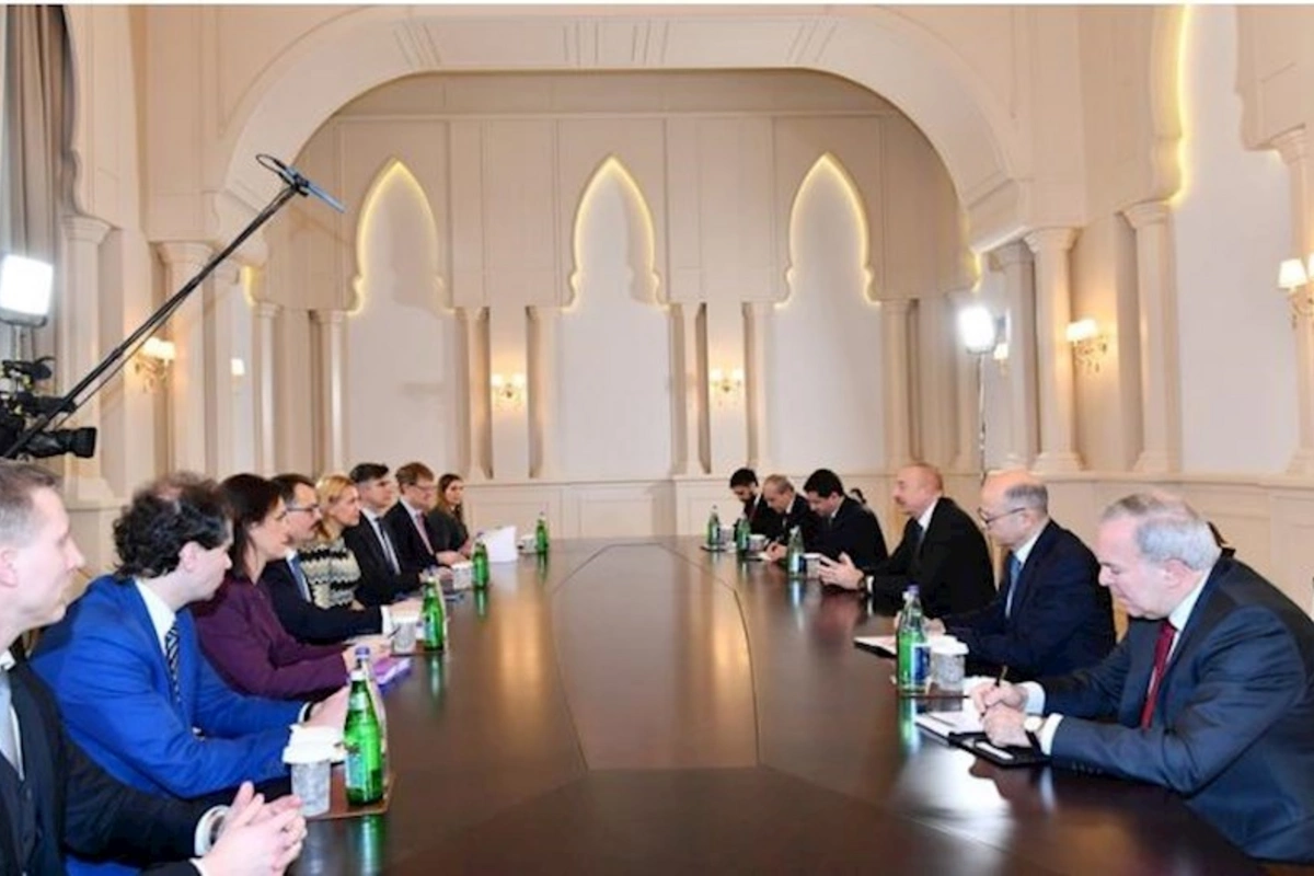 İlham Əliyev Avropa İttifaqının komissarını qəbul edib — FOTO