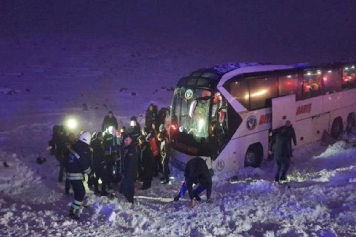 Türkiyədə sərnişin avtobusu dərəyə aşıb, 30 nəfər xəsarət alıb — VİDEO