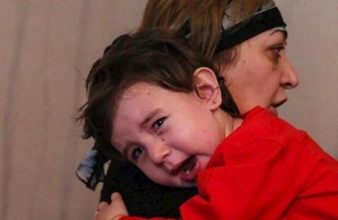 Qurban Qurbanov Gəncə terrorunda ailəsini itirən Nilayla görüşdü — FOTO Qurban Qurbanov Gəncə terrorunda ailəsini itirən Nilayla görüşdü — FOTO