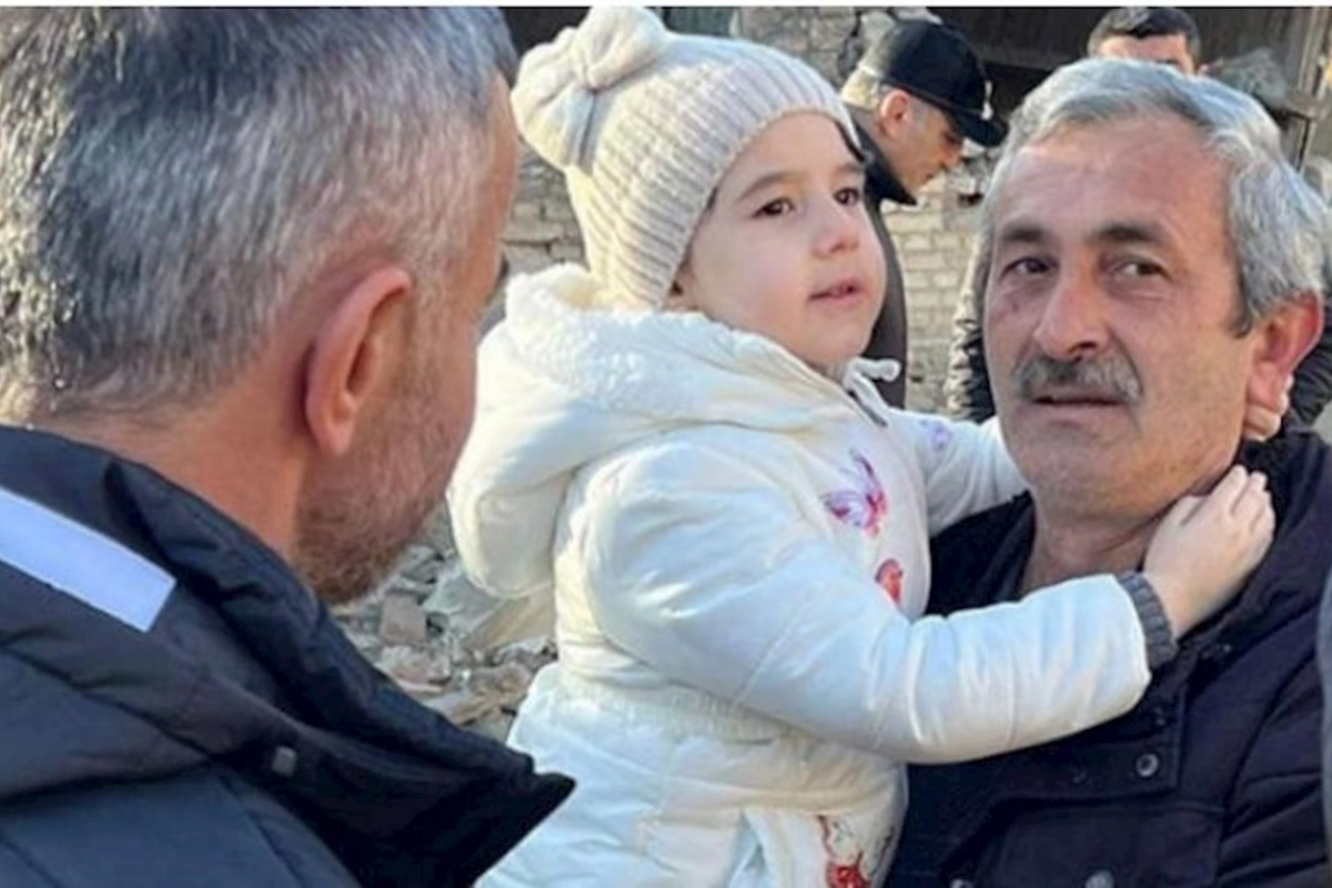 Qurban Qurbanov Gəncə terrorunda ailəsini itirən Nilayla görüşdü — FOTO