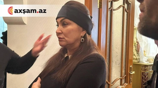 Yaxınları Zeynəb Dostəliyeva ilə vidalaşır — FOTO Yaxınları Zeynəb Dostəliyeva ilə vidalaşır — FOTO