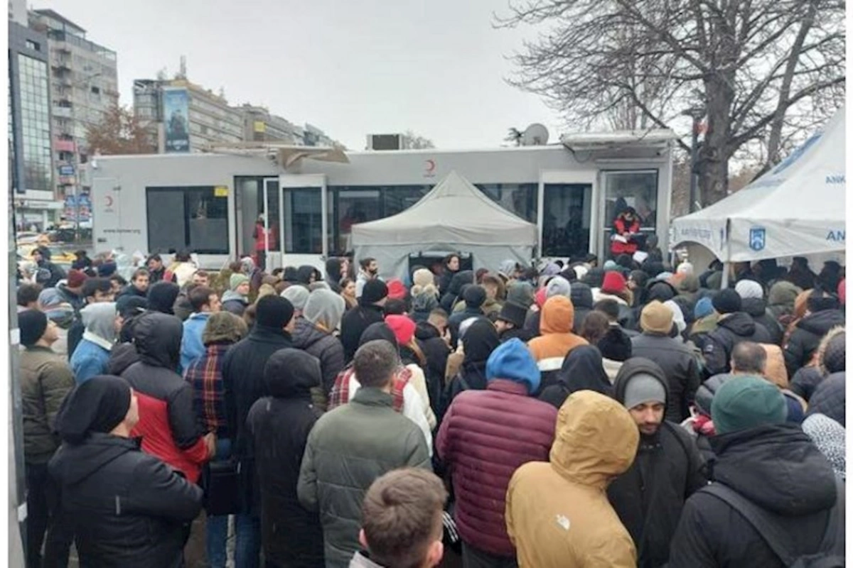 Ankaradakı Kızılay qan mərkəzlərində insan sıxlığı