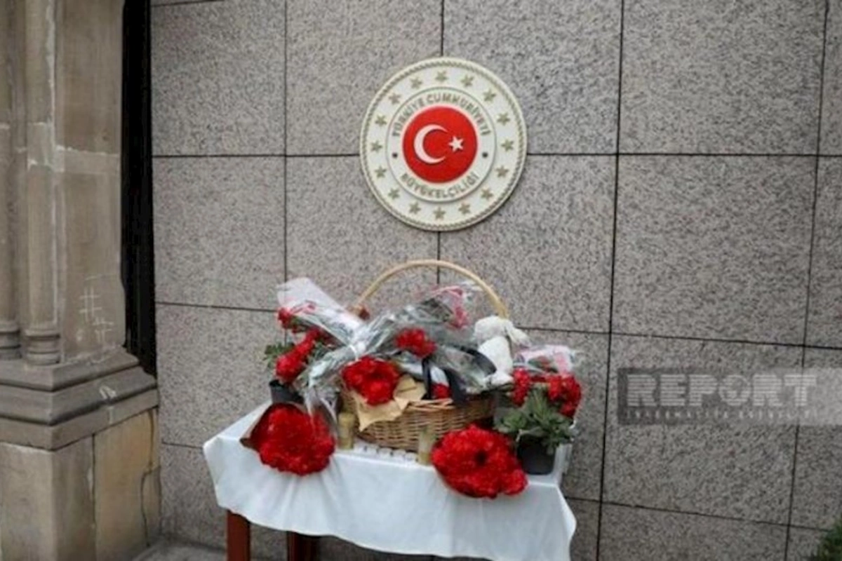 Azərbaycan vətəndaşları Bakıdakı Türkiyə səfirliyinin qarşısında zəlzələ qurbanlarını anırlar — FOTO