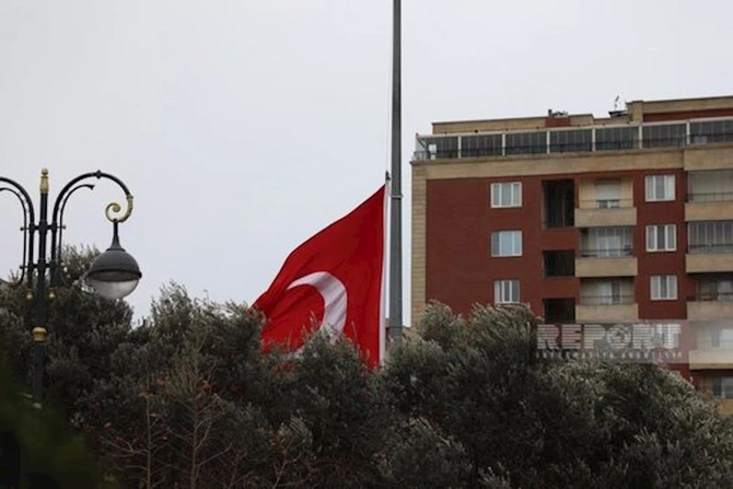 Azərbaycan vətəndaşları Bakıdakı Türkiyə səfirliyinin qarşısında zəlzələ qurbanlarını anırlar — FOTO