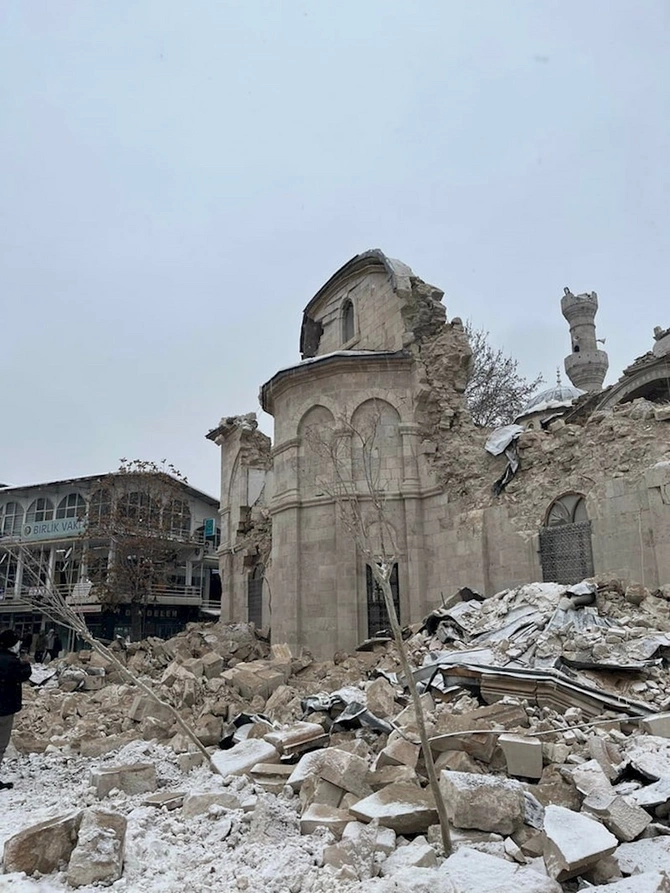 Malatyanın simvolu olan tarixi məscid də dağıldı — VİDEO/FOTO
