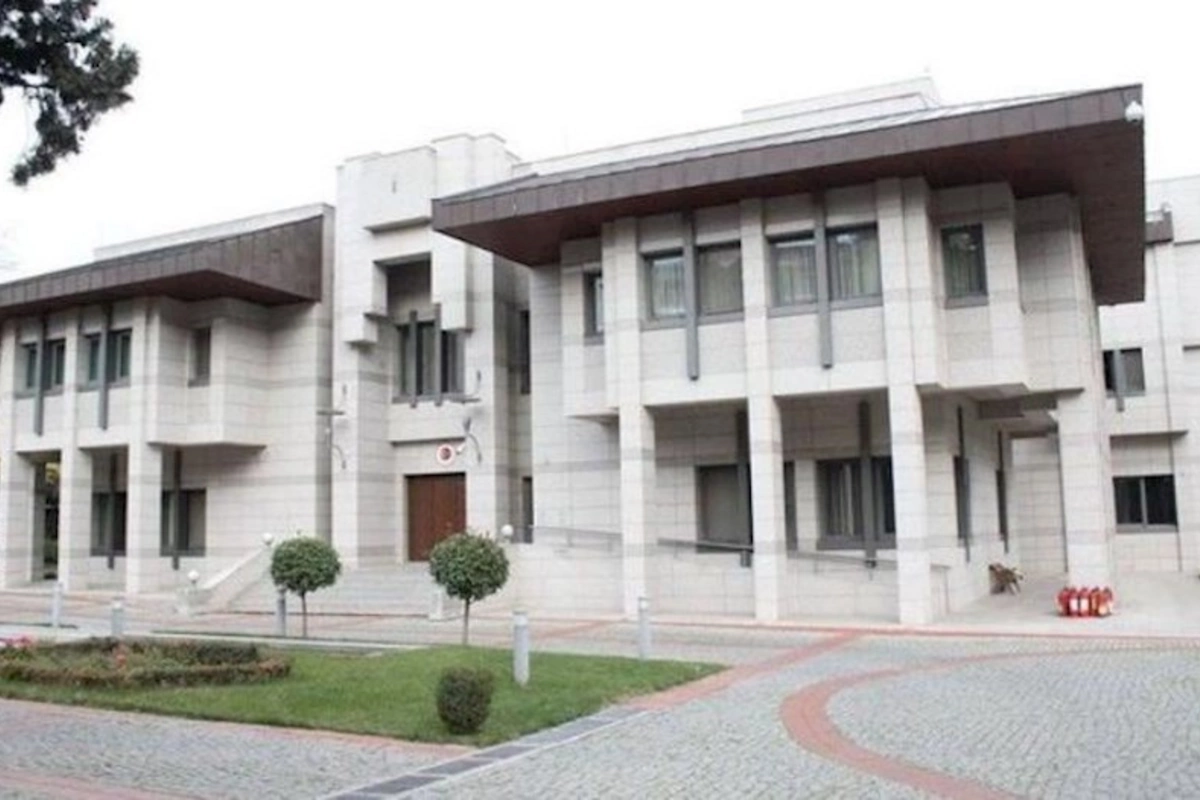 Türkiyədəki zəlzələdən zərərçəkənlərə yardım etmək istəyənlərin NƏZƏRİNƏ: Səfirlik çağırış etdi — FOTO