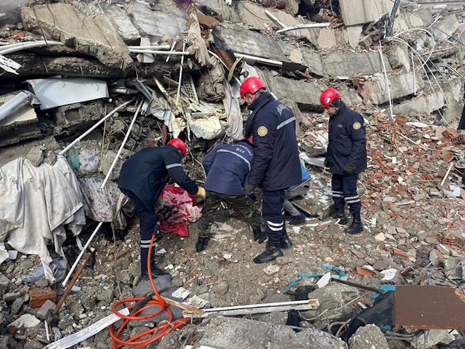 FHN-in xilasediciləri 3 nəfəri dağıntılardan sağ çıxardı — FOTO