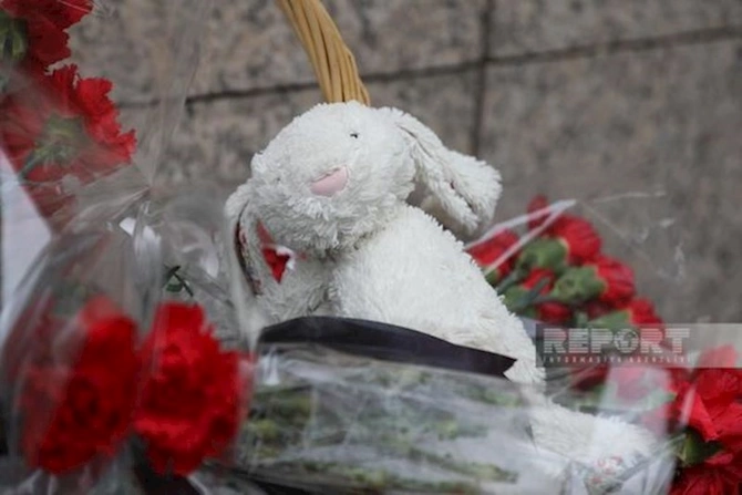Azərbaycan vətəndaşları Bakıdakı Türkiyə səfirliyinin qarşısında zəlzələ qurbanlarını anırlar — FOTO