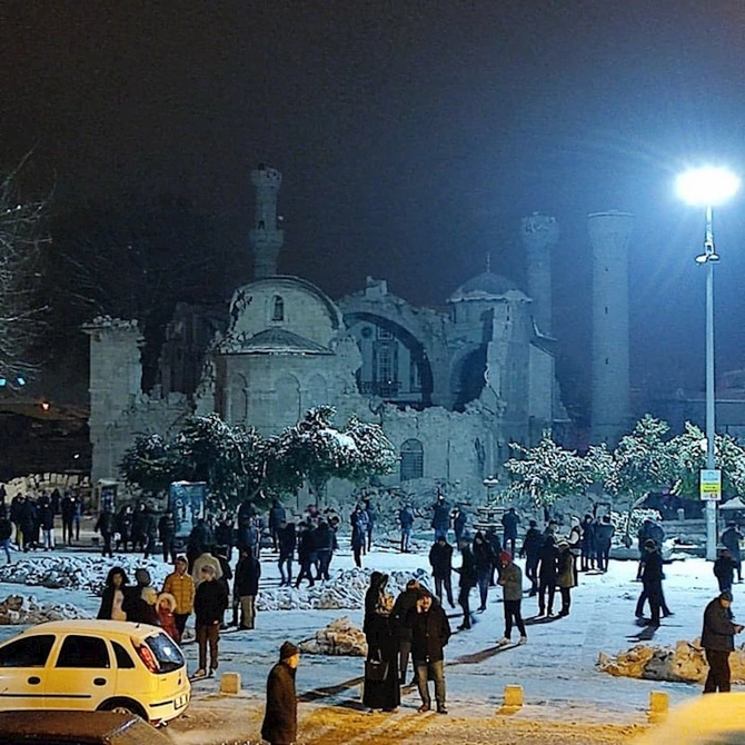 Malatyanın simvolu olan tarixi məscid də dağıldı — VİDEO/FOTO