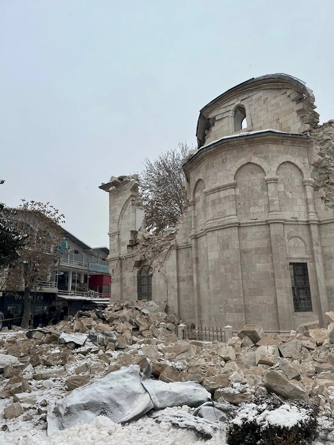 Malatyanın simvolu olan tarixi məscid də dağıldı — VİDEO/FOTO