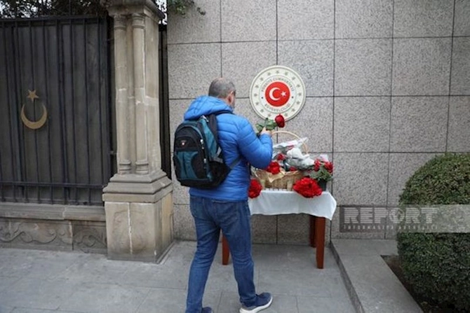 Azərbaycan vətəndaşları Bakıdakı Türkiyə səfirliyinin qarşısında zəlzələ qurbanlarını anırlar — FOTO