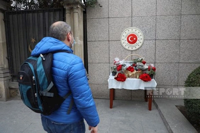 Azərbaycan vətəndaşları Bakıdakı Türkiyə səfirliyinin qarşısında zəlzələ qurbanlarını anırlar — FOTO