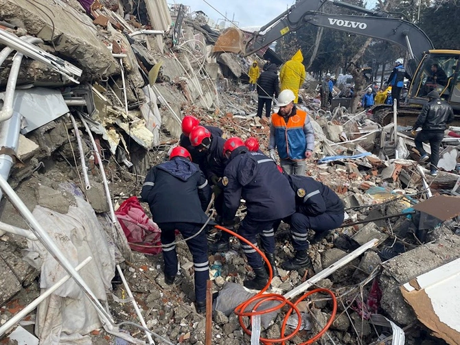 FHN-in xilasediciləri 3 nəfəri dağıntılardan sağ çıxardı — FOTO