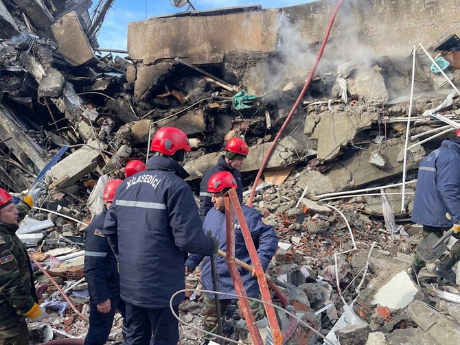 FHN-in xilasediciləri 3 nəfəri dağıntılardan sağ çıxardı — FOTO