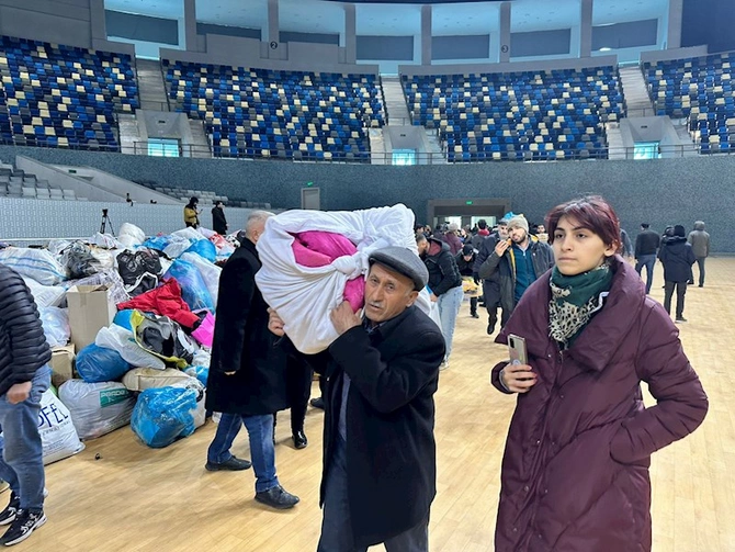 Bakıda Türkiyə üçün yardım edənlərin izdihamı — FOTOLAR