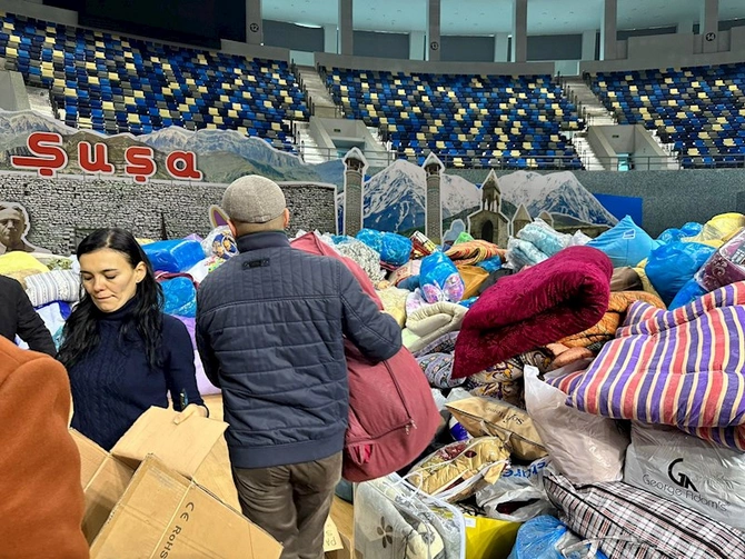 Bakıda Türkiyə üçün yardım edənlərin izdihamı — FOTOLAR