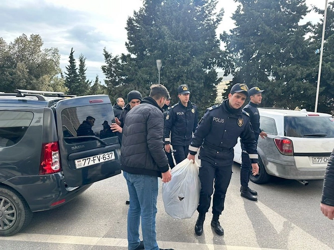Bakıda Türkiyə üçün yardım edənlərin izdihamı — FOTOLAR