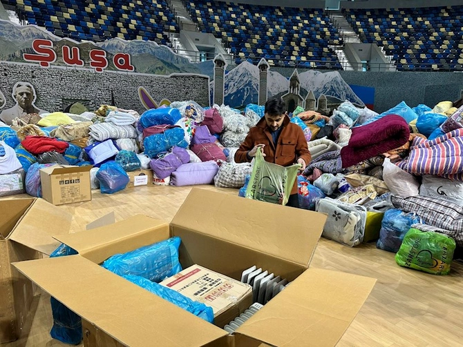 Bakıda Türkiyə üçün yardım edənlərin izdihamı — FOTOLAR