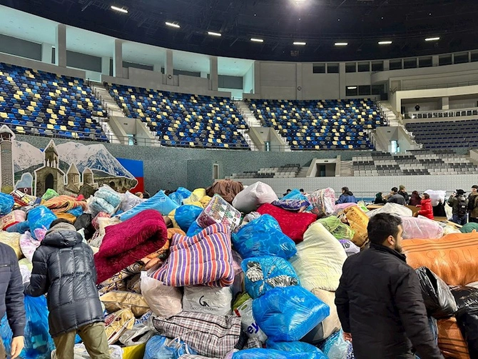 Bakıda Türkiyə üçün yardım edənlərin izdihamı — FOTOLAR